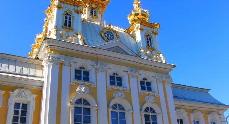 Сколько стоят экскурсии в России: дворец с золотыми куполами на фоне голубого неба
