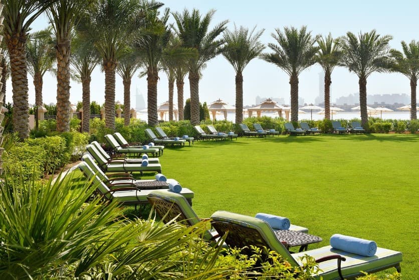 Топ-10 лучших агрегаторов для поиска туров: какие есть сервисы — курорт с пальмами и зоной отдыха у моря