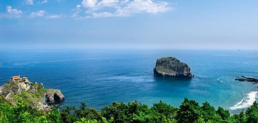 Тур без трансфера и страховки: стоит ли собирать пакет частями — тропическое побережье с бирюзовым морем и островом у горизонта