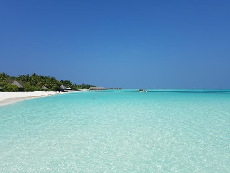 Тур без трансфера и страховки: стоит ли собирать пакет частями — белый пляж и бирюзовая лагуна у тропического берега