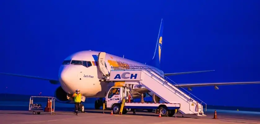 Туры с перелётом через другой город — самолёт у трапа в аэропорту перед вылетом