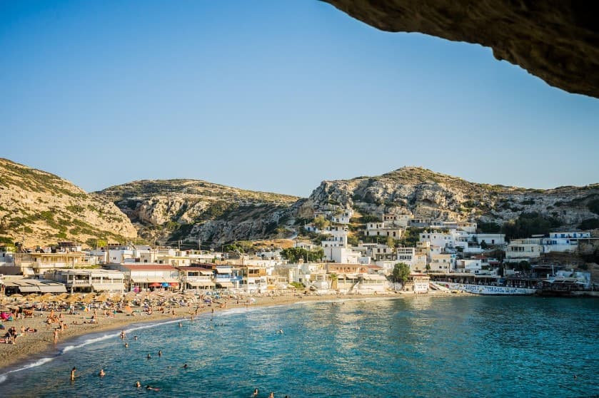 Задержка рейса. Можно ли вернуть деньги в туре — курортный город у моря и пляж