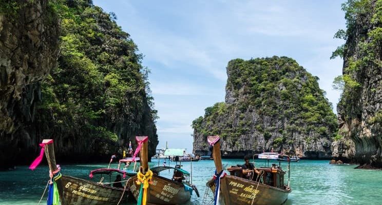 Задержка рейса. Можно ли вернуть деньги в туре — лодки у скал на море