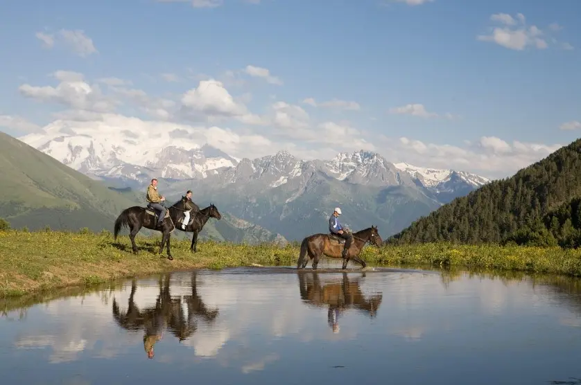 Лучшие туры по России: конные прогулки в горах у озера с видом на снежные вершины