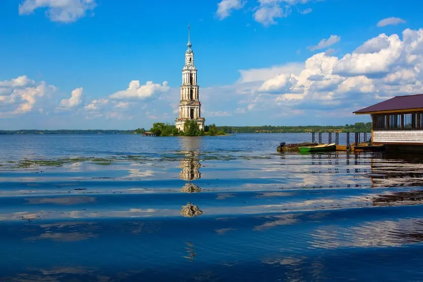 Лучшие туры по России: затопленная колокольня на озере с причалом и отражением в воде