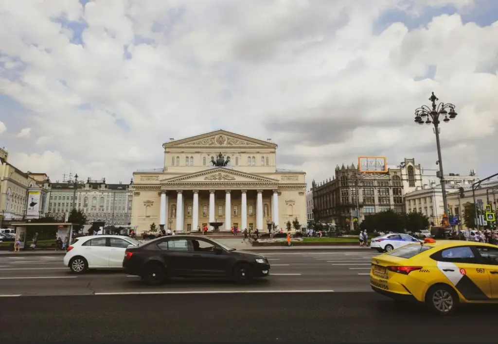 Большой театр в Москве на Театральной площади с городским движением и такси