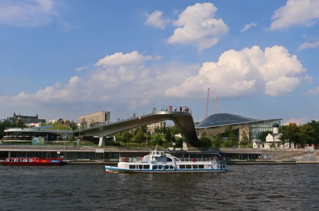 Прогулочный теплоход на Москве-реке рядом с парком Зарядье и Парящим мостом