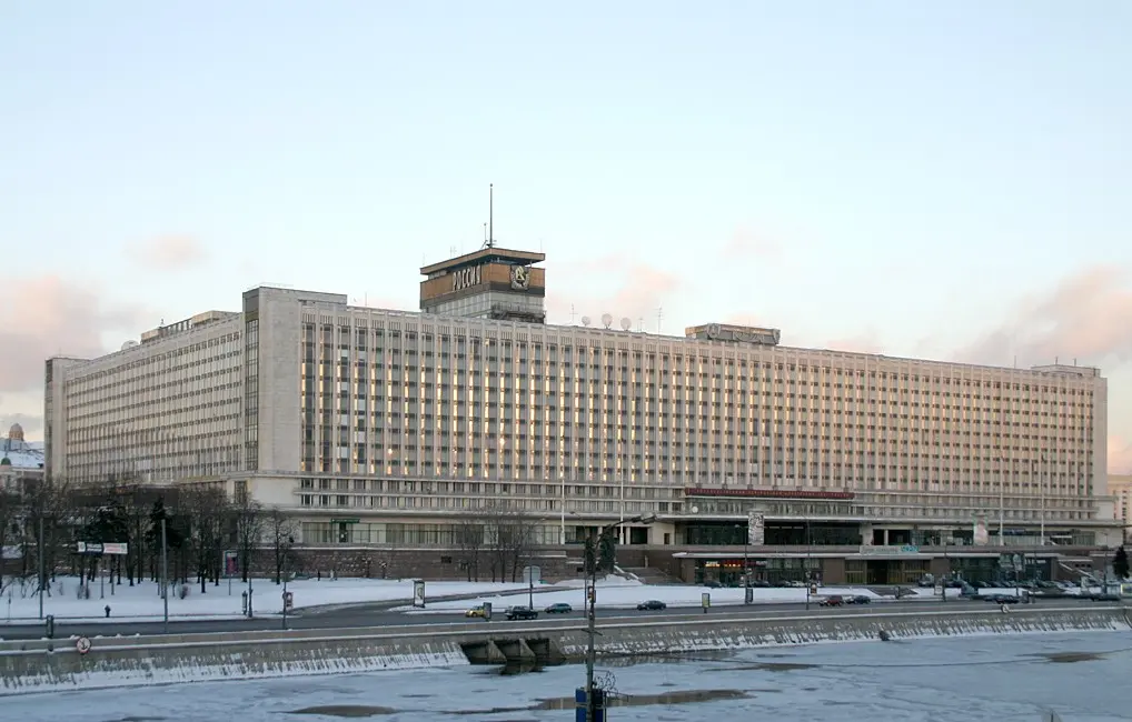 Гостиница «Россия» в Москве зимой, вид со стороны Москвы-реки