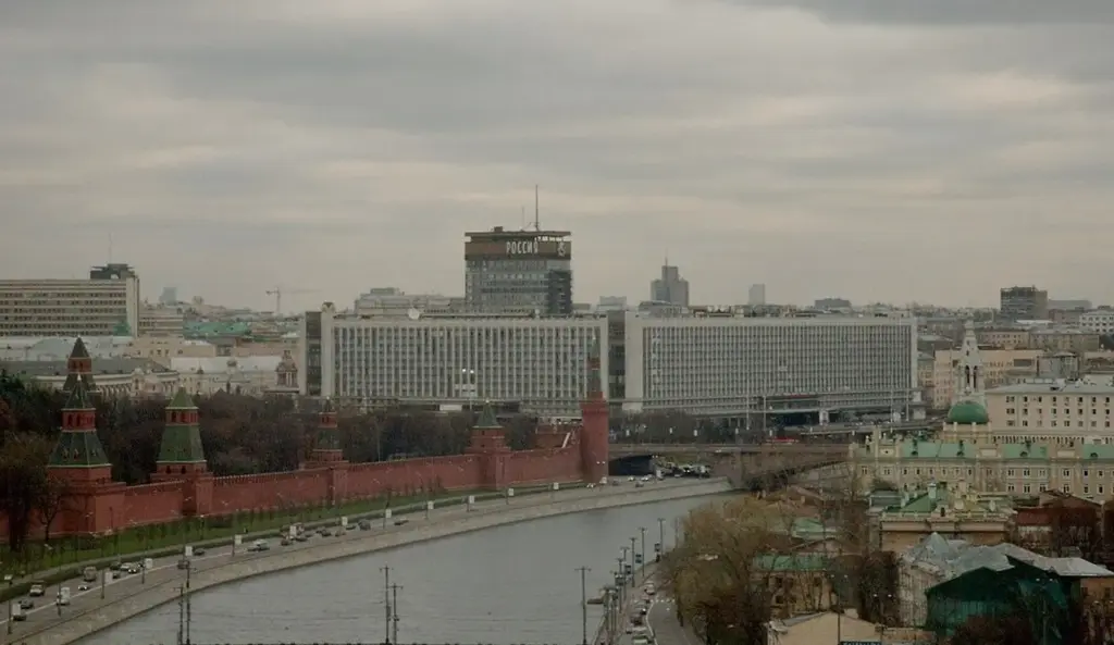 Гостиница «Россия» в панораме Москвы у Кремля и Москвы-реки