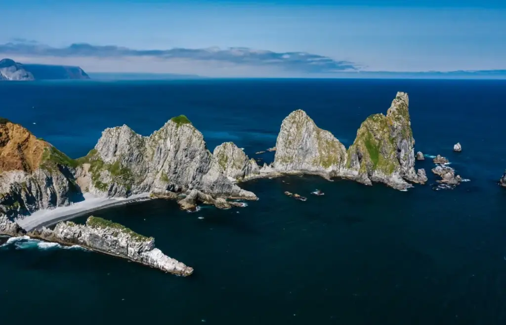 Скалистые морские останцы и бухта у побережья Сахалина России