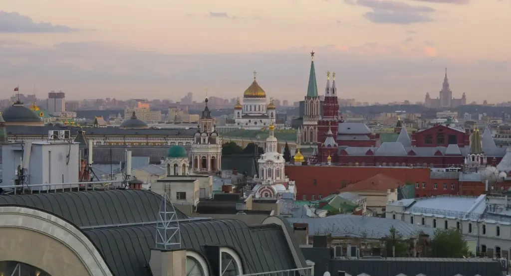 Панорама Московского Кремля и храма Христа Спасителя на закате