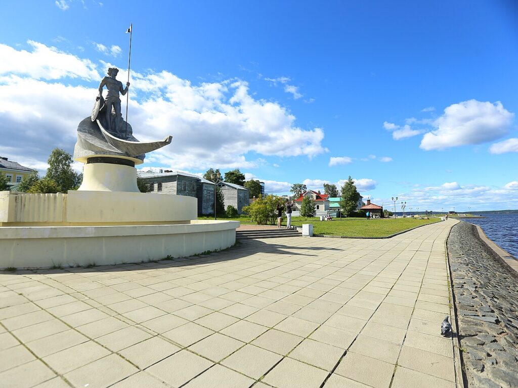 Памятник Онего на Онежской набережной в Петрозаводске, Карелия