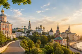 Панорама исторического города Центральной России с православными храмами, золотыми куполами, зелёными парками и набережной.