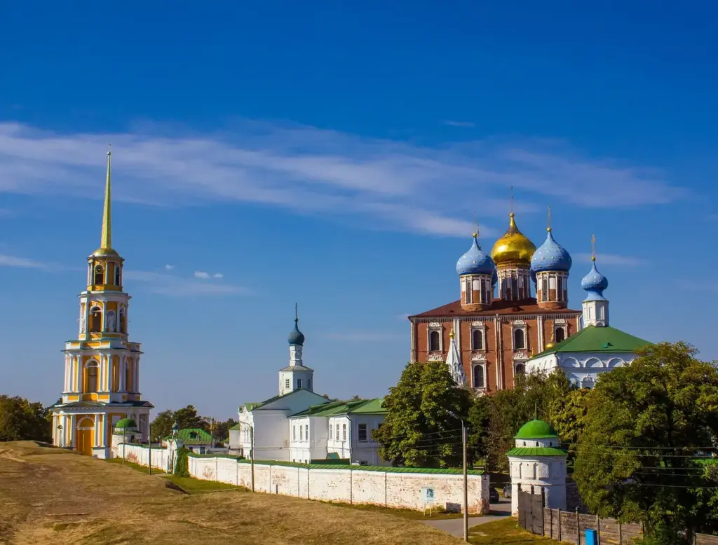 Рязанский кремль с Успенским собором и Соборной колокольней — главная историческая достопримечательность Рязани.