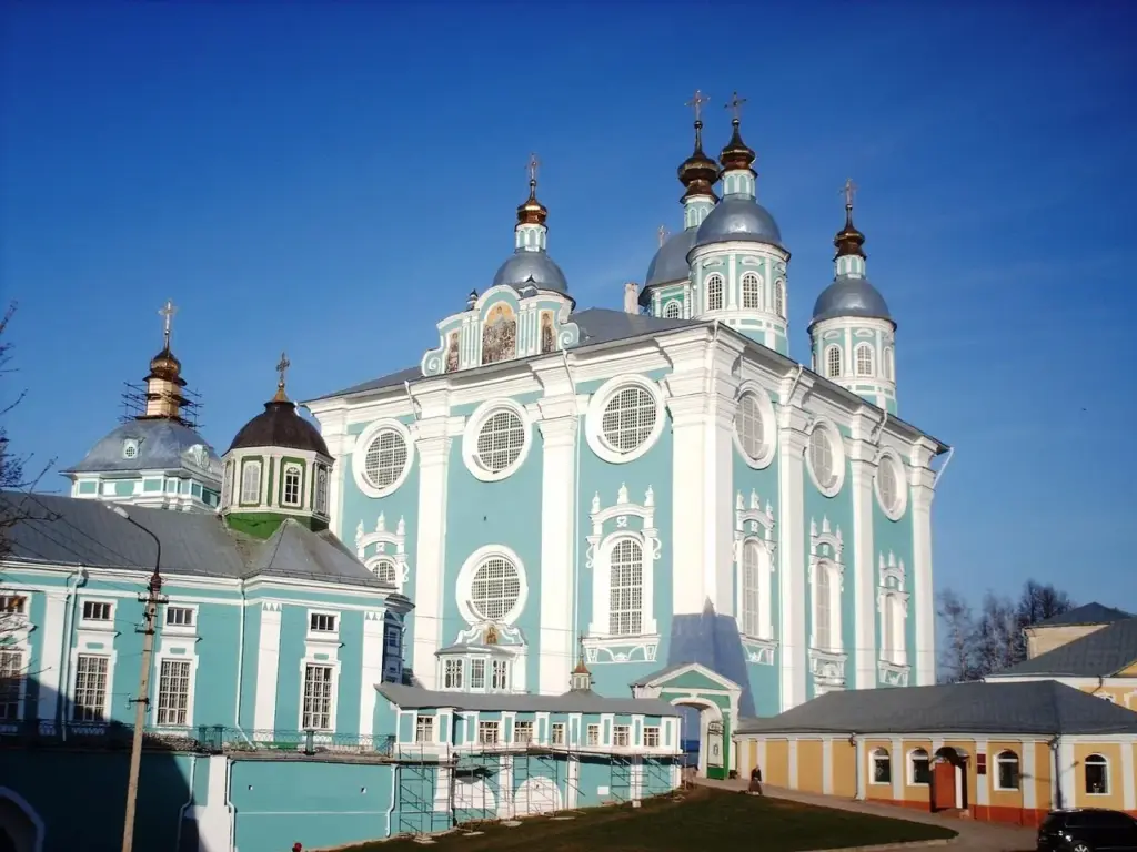 Успенский собор в Смоленске — одна из главных исторических и архитектурных достопримечательностей города.