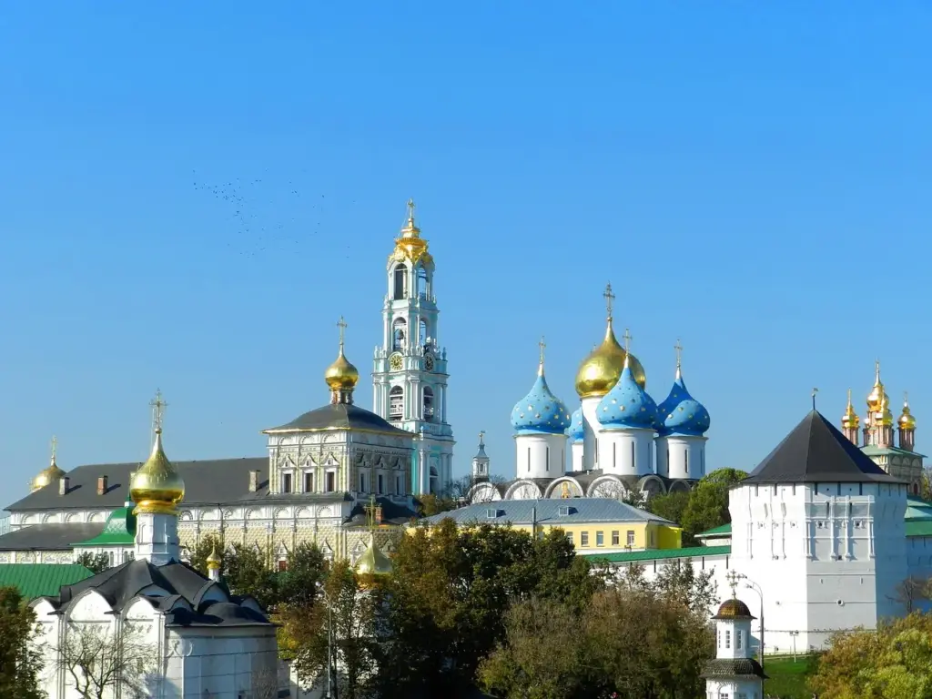 Троице-Сергиева лавра в Сергиевом Посаде — храмы с золотыми и голубыми куполами, одна из главных достопримечательностей Подмосковья.