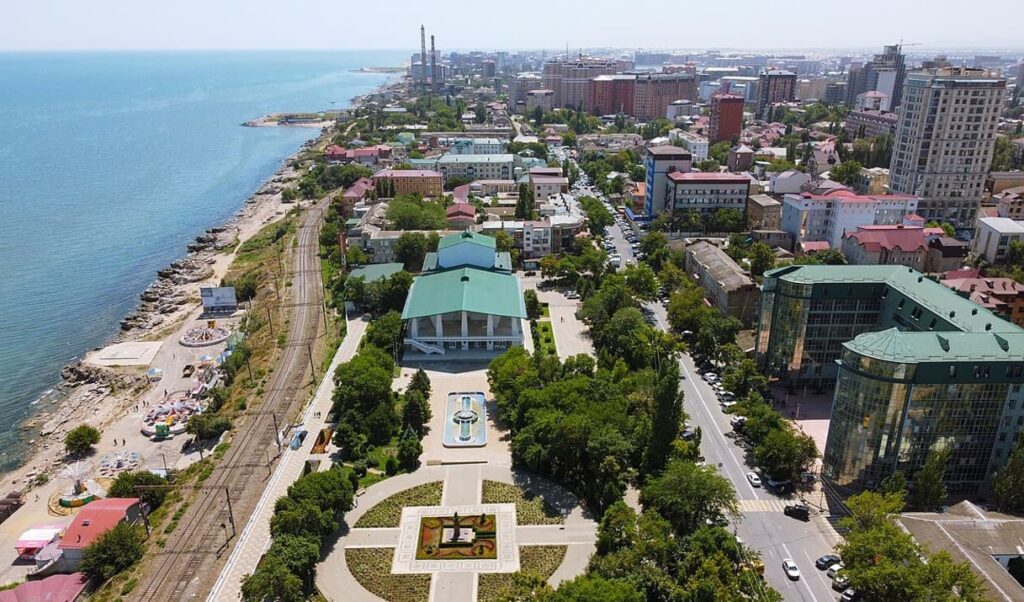 Панорамный вид на Махачкалу и побережье Каспийского моря в Дагестане