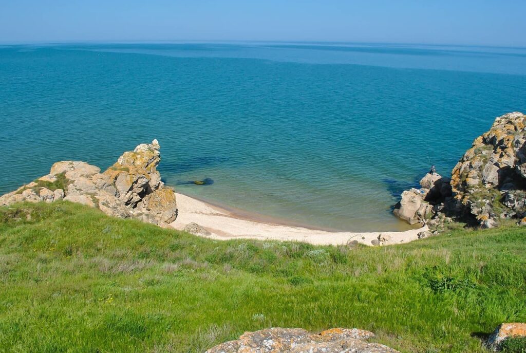 Пляж на побережье Каспийского моря в Дагестане — недорогой отдых на море в России