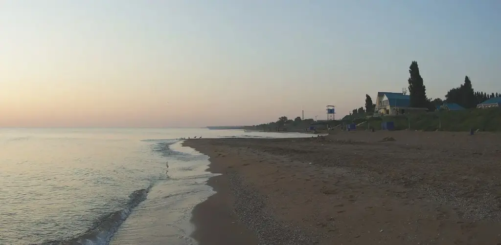 Песчаный пляж в Кучугурах на берегу Азовского моря — недорогой отдых у моря в России