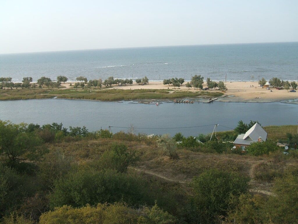 Пляж и побережье станицы Голубицкой на Азовском море — недорогой отдых у моря в России