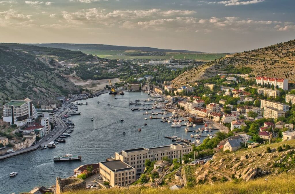 Панорамный вид на Балаклавскую бухту в Крыму с морем, яхтами и прибрежной застройкой