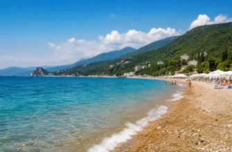 Отдых на море в России летом — пляж, Чёрное море и горы на побережье