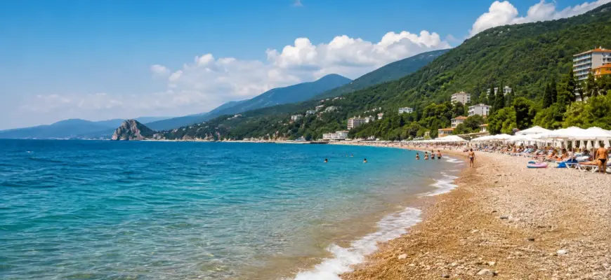 Отдых на море в России летом — пляж, Чёрное море и горы на побережье