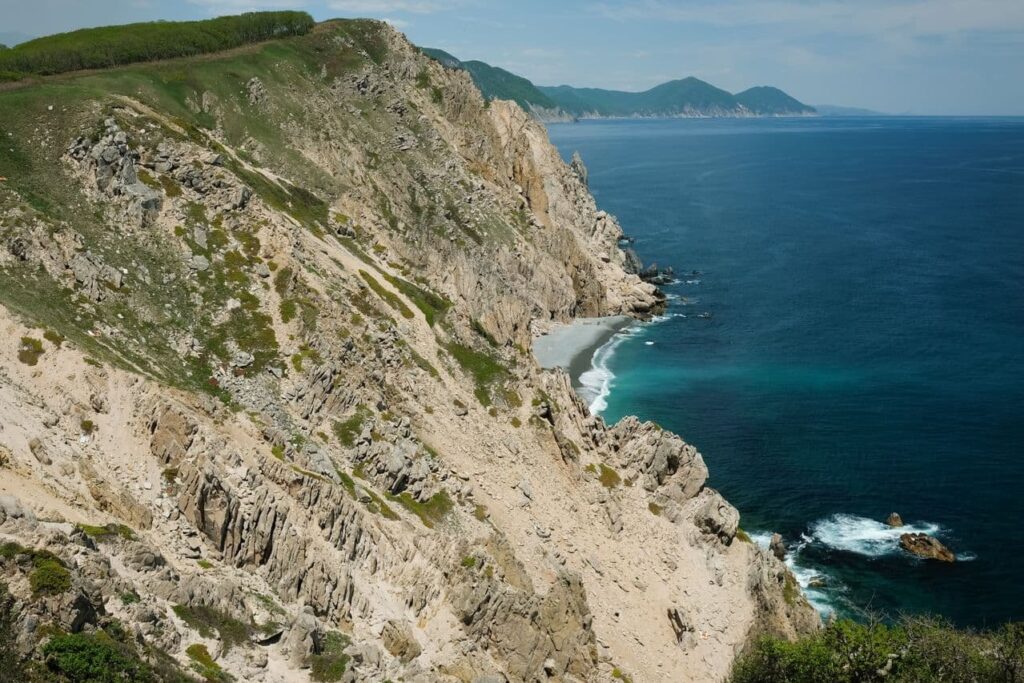 Скалистое побережье Приморья и Японское море с видом на бухту