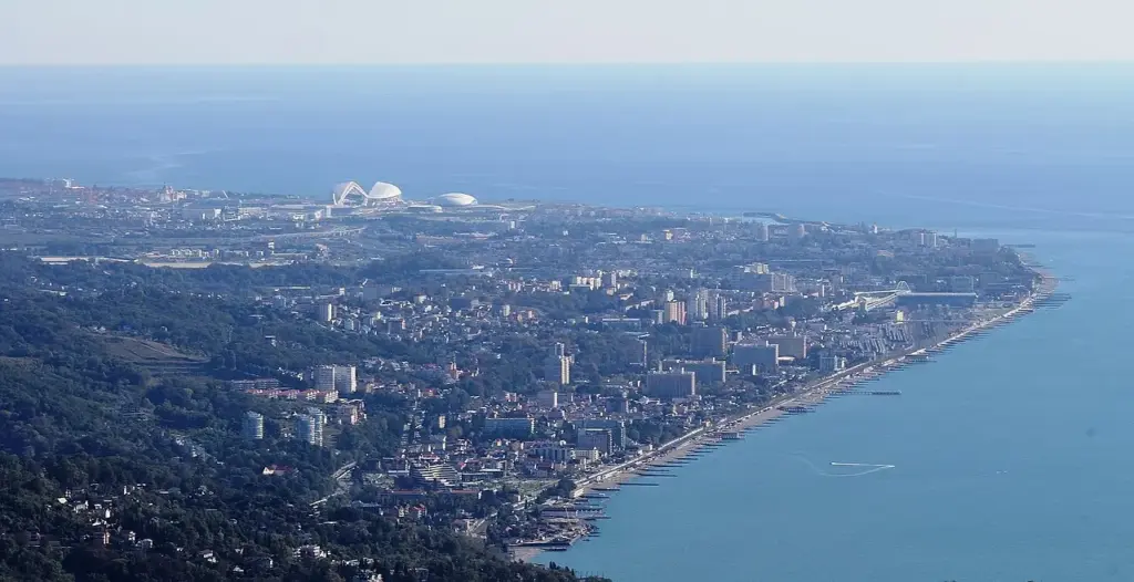 Адлер с высоты — побережье Чёрного моря, пляжи и городская застройка