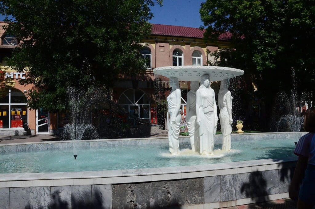 Фонтан с античными скульптурами в центре Ейска
