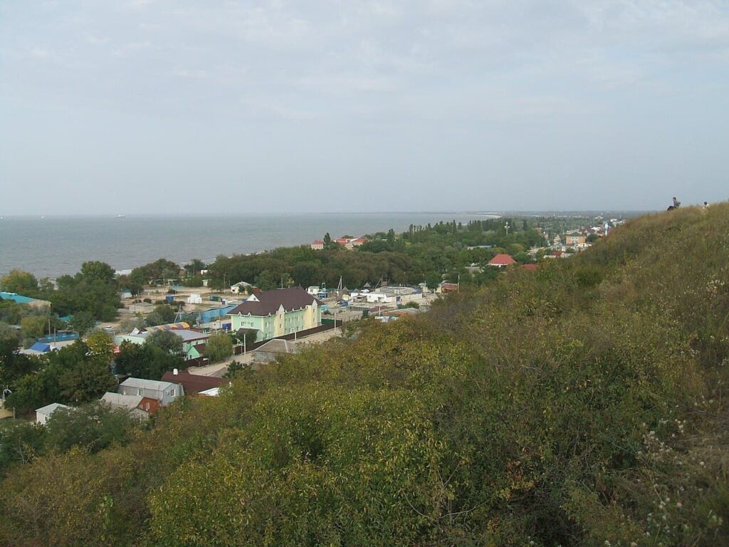 Вид на станицу Голубицкую и побережье Азовского моря с холма
