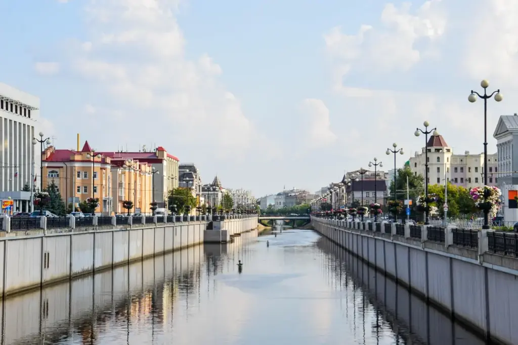Канал Булак с набережными и городской застройкой в центре Казани