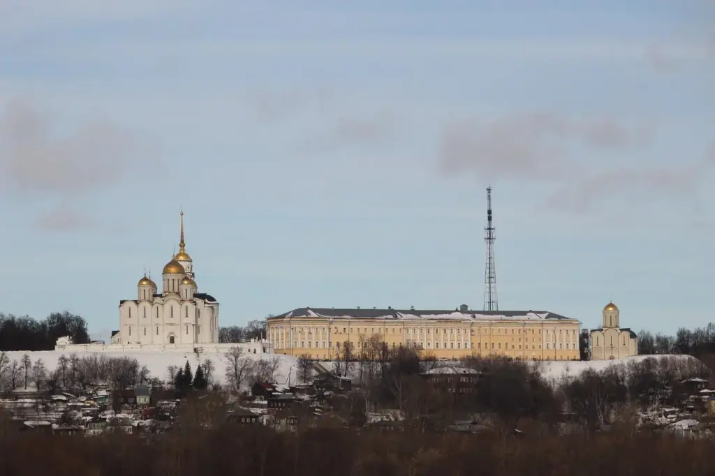 Успенский собор и историческая застройка Владимира зимой