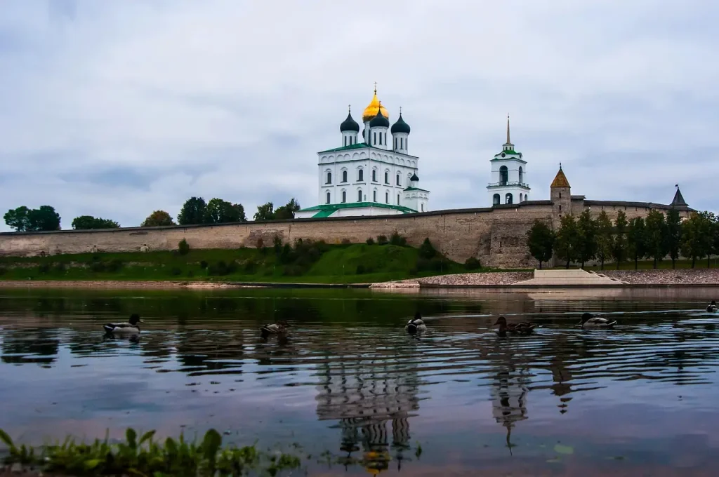 Псков в сентябре: Псковский кремль, Троицкий собор и осенняя прогулка у реки Великой