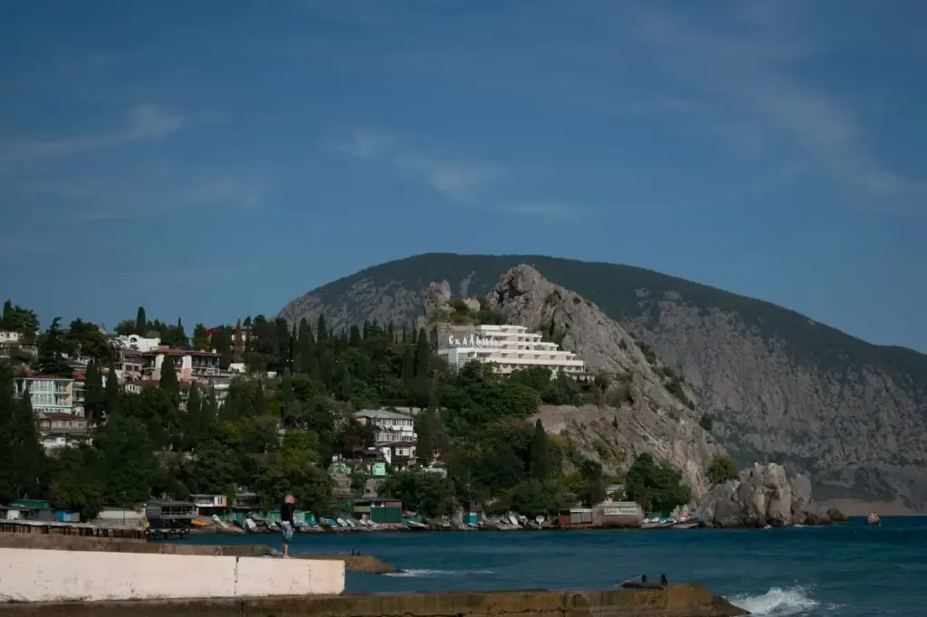 Отель у моря в Крыму на фоне гор и Черноморского побережья
