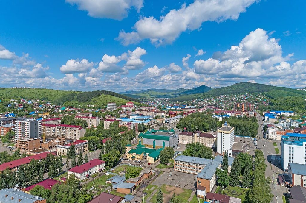 Панорама Горно-Алтайска среди гор — начало автомобильного маршрута по Горному Алтаю