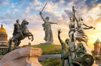 Знаменитые памятники России: Родина-мать, Рабочий и колхозница и другие монументы на фоне российских достопримечательностей