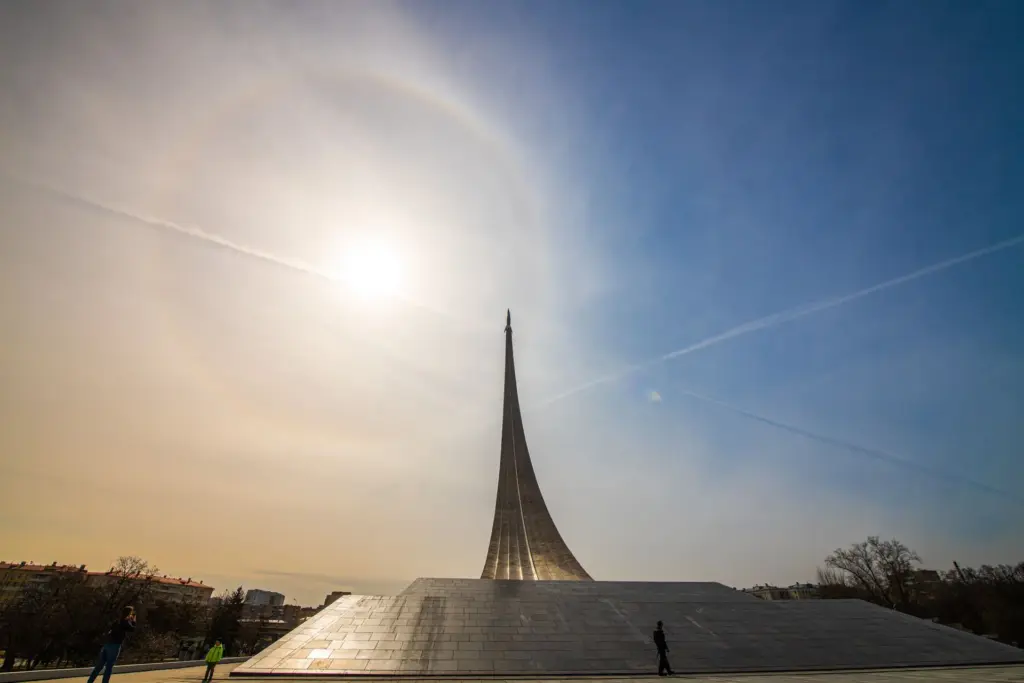 Монумент «Покорителям космоса» на ВДНХ в Москве на фоне солнечного неба