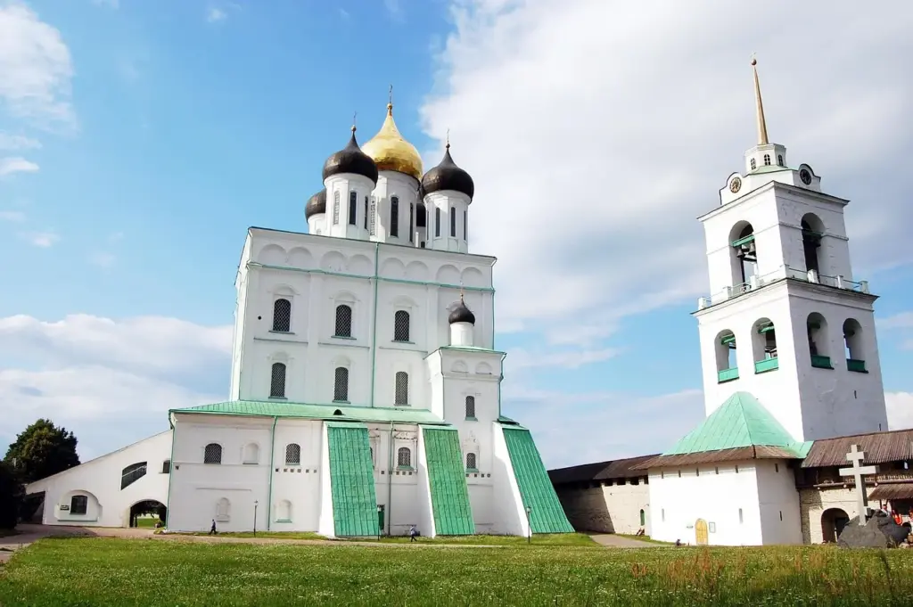 Троицкий собор и колокольня Псковского кремля на фоне голубого неба