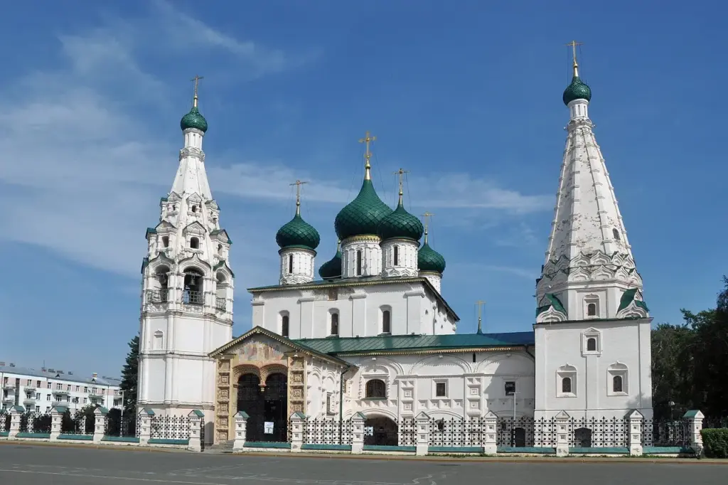 Церковь Ильи Пророка в Ярославле с зелёными куполами и белокаменными фасадами