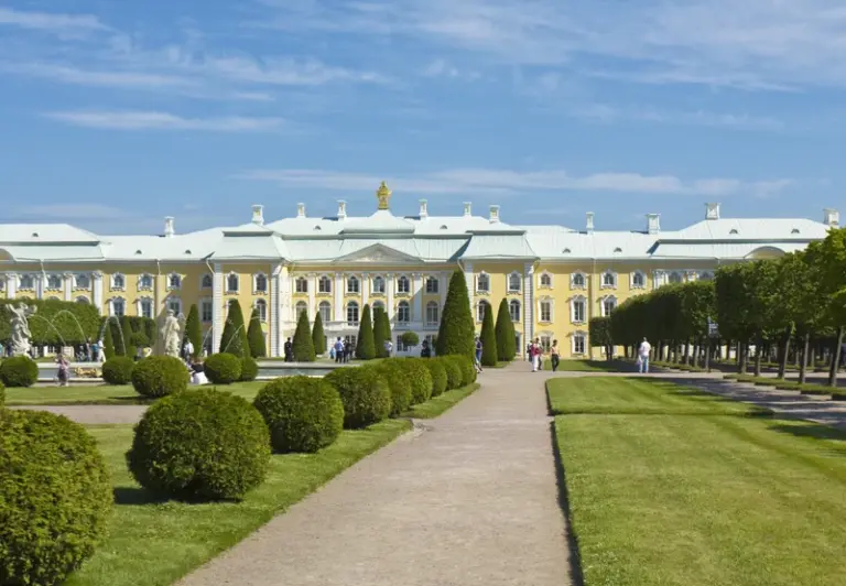 Великолепный дворец Петергофа