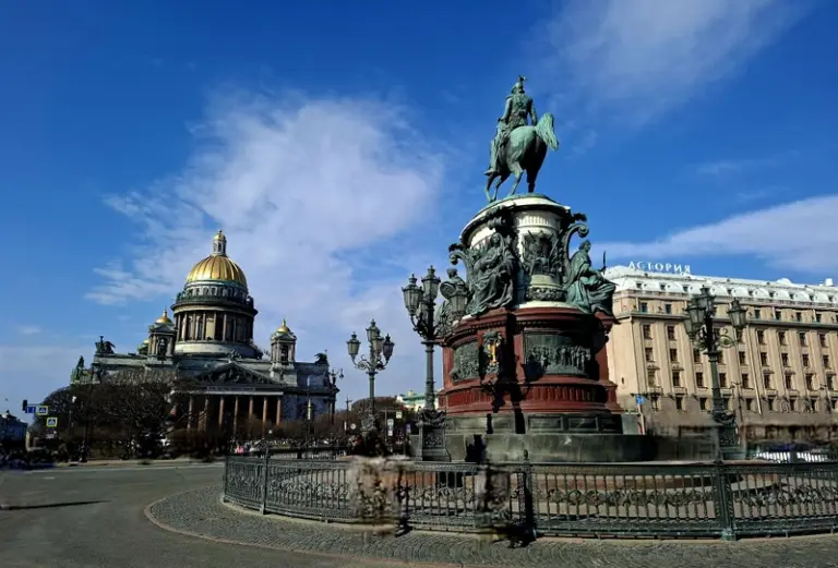 Петербург парадный: площади, соборы и дворцы